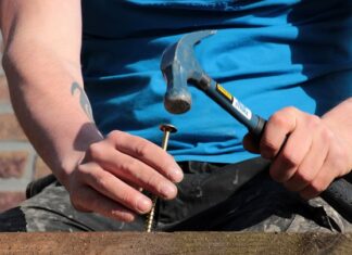 Jak odkręcić mocno zapieczoną śrubę?