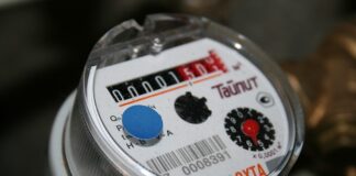 Do czego służy zawór zwrotny w filtrze oleju?