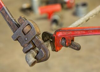 Czy mocno dokręcać świecę?