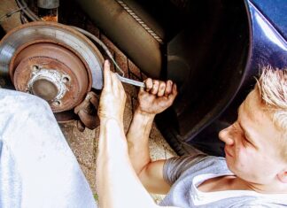 Jak bez klucza dynamometrycznego dokręcić śrubę?